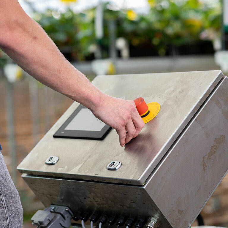 Turn on the switch of the Natutec Drive to start releasing the content of the box.