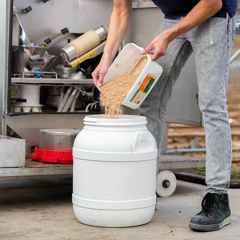 Fill the drum with the Koppert product. 